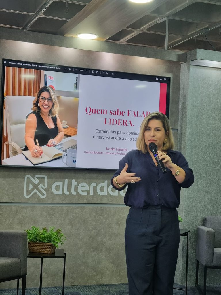 Karla Fassini palestrando no Protagonistas TOK no Espaço Alterdata
