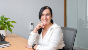 Mulher madura cuidando da alimentação e dos músculos na menopausa